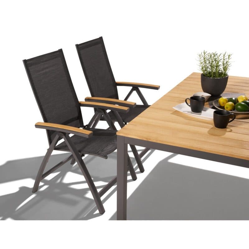 Liadomo Set mit "Scalea" Tisch 160x90 cm, Alu anthrazit, Tischplatte Teak und "Ricadi" Klappsessel, Alu anthrazit, Textilgewebe anthrazit, Armlehnen Teak