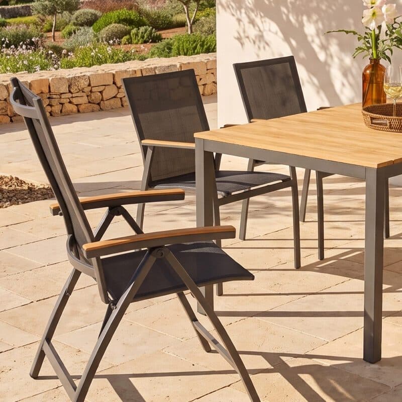 Liadomo Set mit "Scalea" Tisch 160x90 cm, Alu anthrazit, Tischplatte Teak und "Ricadi" Klappsessel, Alu anthrazit, Textilgewebe anthrazit, Armlehnen Teak (Bild KI-generiert)
