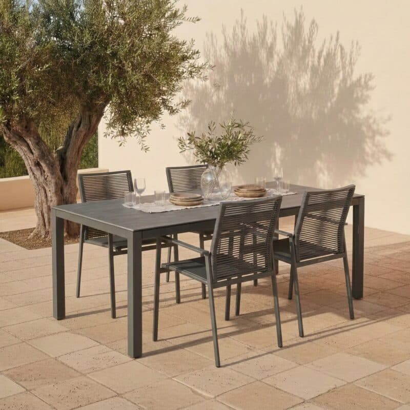 Liadomo Set mit "Scalea" Tisch 160x90 cm, Alu anthrazit, Tischplatte Keramik Granitoptik und "Limbadi" Stapelstuhl, Alu anthrazit, Textilgewebe anthrazit, Rope anthrazit (Bild KI-generiert)