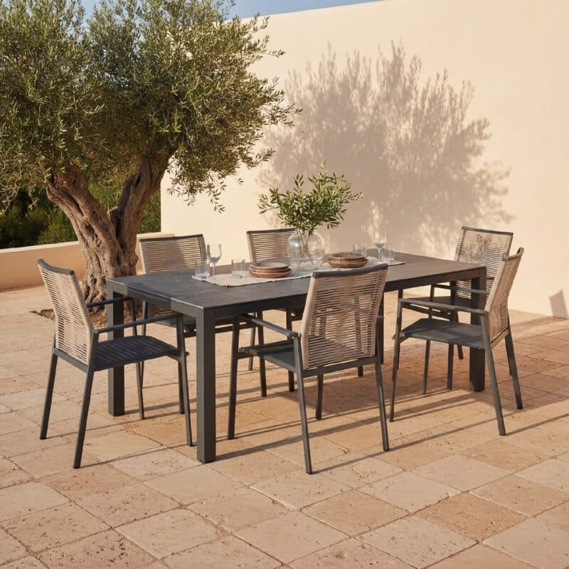 Liadomo Set mit "Scalea" Tisch 160x90 cm, Alu anthrazit, Tischplatte Keramik Granitoptik und "Limbadi" Stapelstuhl, Alu anthrazit, Textilgewebe anthrazit, Rope beige (Bild KI-generiert)