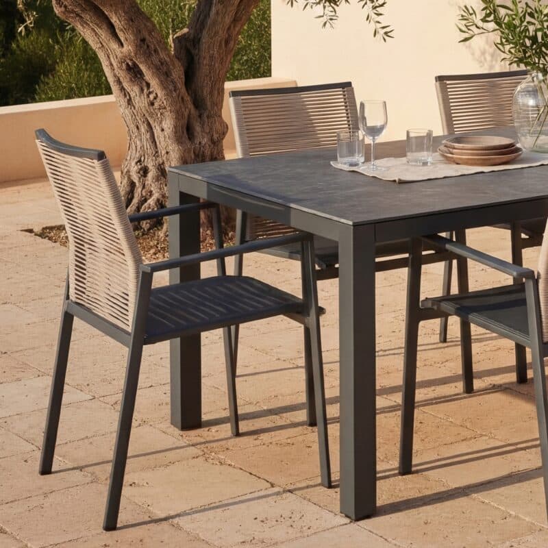 Liadomo Set mit "Scalea" Tisch 160x90 cm, Alu anthrazit, Tischplatte Keramik Granitoptik und "Limbadi" Stapelstuhl, Alu anthrazit, Textilgewebe anthrazit, Rope beige (Bild KI-generiert)