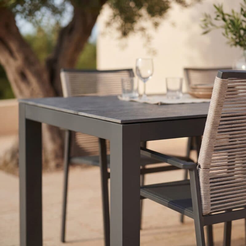 Liadomo Set mit "Scalea" Tisch 160x90 cm, Alu anthrazit, Tischplatte Keramik Granitoptik und "Limbadi" Stapelstuhl, Alu anthrazit, Textilgewebe anthrazit, Rope beige (Bild KI-generiert)