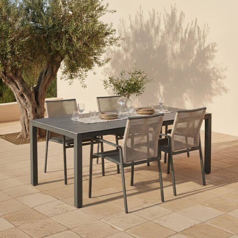 Liadomo Set mit "Scalea" Tisch 160x90 cm, Alu anthrazit, Tischplatte Keramik Granitoptik und "Limbadi" Stapelstuhl, Alu anthrazit, Textilgewebe anthrazit, Rope beige (Bild KI-generiert)