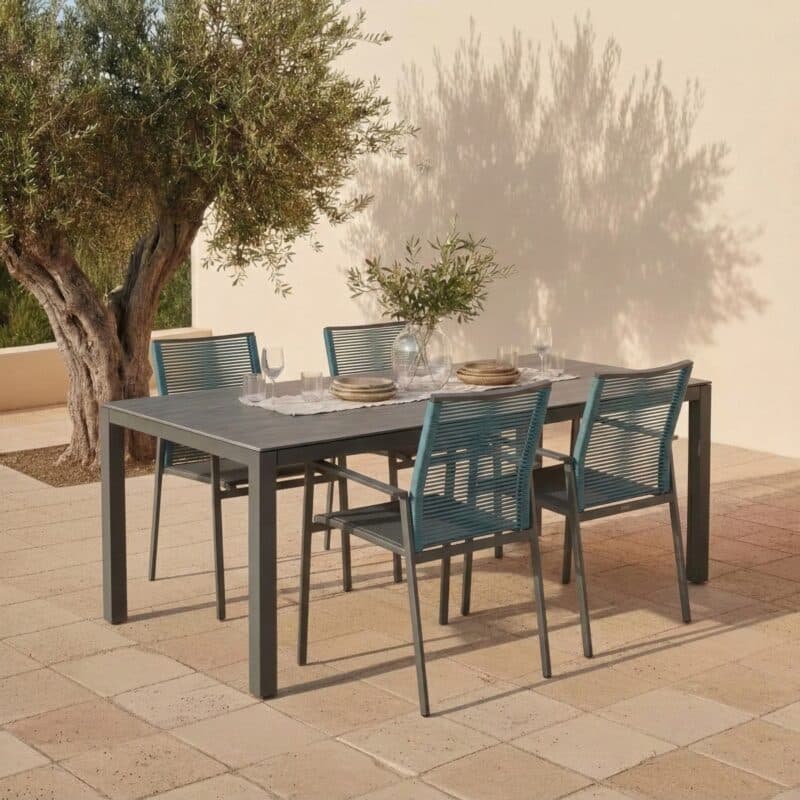 Liadomo Set mit "Scalea" Tisch 160x90 cm, Alu anthrazit, Tischplatte Keramik Granitoptik und "Limbadi" Stapelstuhl, Alu anthrazit, Textilgewebe anthrazit, Rope blau (Bild KI-generiert)