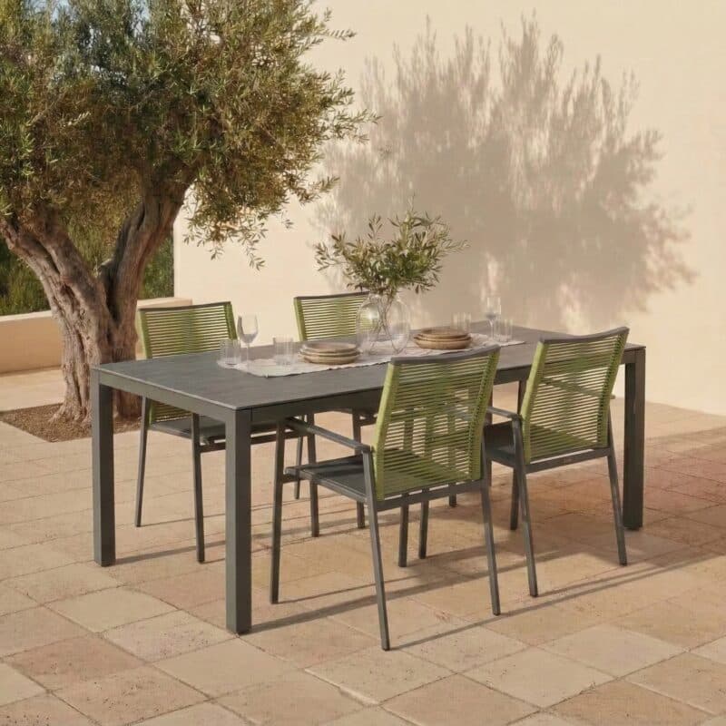 Liadomo Set mit "Scalea" Tisch 160x90 cm, Alu anthrazit, Tischplatte Keramik Granitoptik und "Limbadi" Stapelstuhl, Alu anthrazit, Textilgewebe anthrazit, Rope grün (Bild KI-generiert)