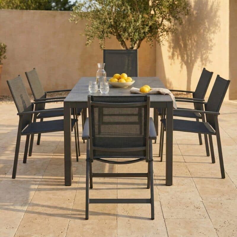 Liadomo Set mit "Scalea" Tisch 160x90 cm, Aluminium anthrazit, Tischplatte Keramik, "Pellaro" Stapelstuhl und "Ricadi" Klappsessel, Aluminium anthrazit, Textilgewebe anthrazit (Bild KI-generiert)