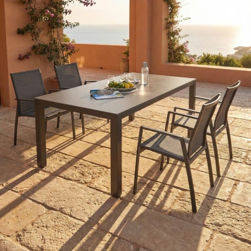 Liadomo Set mit "Scalea" Tisch 160x90 cm, Aluminium anthrazit, Tischplatte Keramik und "Pellaro" Stapelstuhl, Aluminium anthrazit, Textilgewebe anthrazit (Bild KI-generiert)