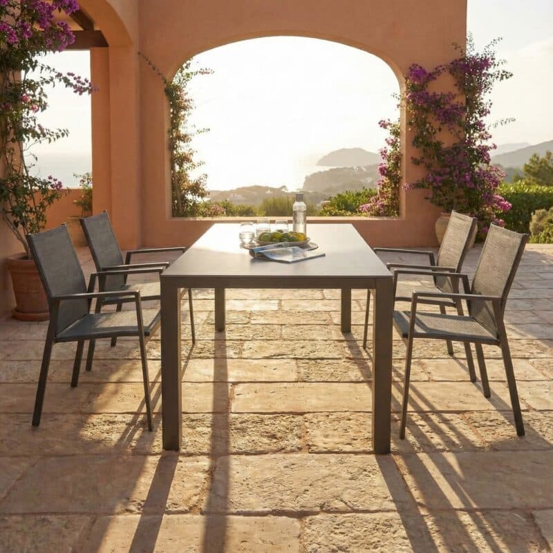 Liadomo Set mit "Scalea" Tisch 160x90 cm, Aluminium anthrazit, Tischplatte Keramik und "Pellaro" Stapelstuhl, Aluminium anthrazit, Textilgewebe anthrazit (Bild KI-generiert)