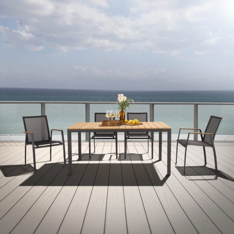 Liadomo Set mit "Scalea" Tisch 160x90 cm, Alu anthrazit, Tischplatte Teak und "Pellaro" Stapelstuhl, Alu anthrazit, Textilgewebe anthrazit, Armlehnen Teak