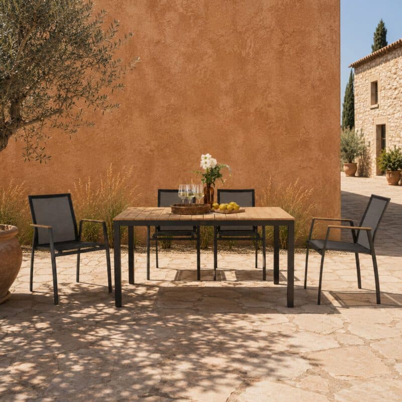 Liadomo Set mit "Scalea" Tisch 160x90 cm, Alu anthrazit, Tischplatte Teak und "Pellaro" Stapelstuhl, Alu anthrazit, Textilgewebe anthrazit, Armlehnen Teak (Bild KI-generiert)