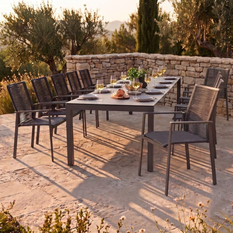 CASA DOMA "Amato" Ausziehtisch 210/270/330x100 cm, Edelstahl anthrazit/HPL, mit Liadomo "Limbadi" Stapelstuhl, Alu & Rope anthrazit (Bild KI-generiert)
