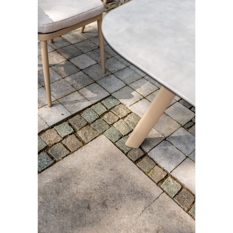 4Seasons Outdoor "Eva" Diningsessel, Rope beige mit "Manolo" Tisch, Tischplatte Keramik hellgrau, Aluminium latte