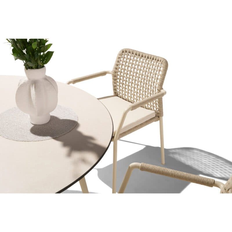 CASA DOMA Set mit "Fasano" Stapelstuhl, Alu cream, Rope fossil Quadro und "Napola" Gartentisch Ø 130 cm, Alu cream, Tischplatte HPL travertin
