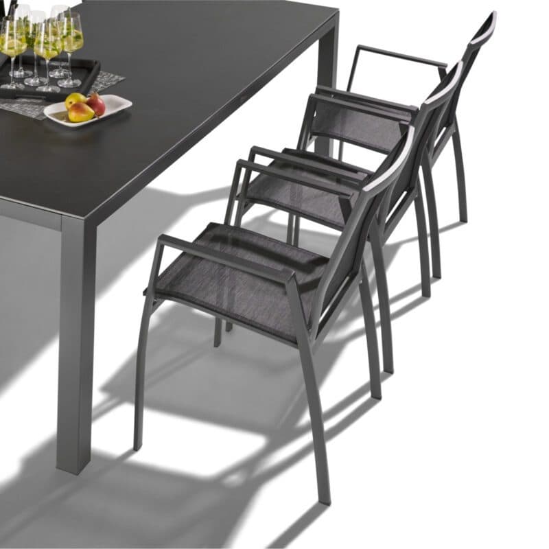 Liadomo Set mit "Scalea" Tisch 210x100 cm, Alu anthrazit, Tischplatte Keramik und "Pellaro" Stapelstuhl, Alu anthrazit, Textilgewebe anthrazit