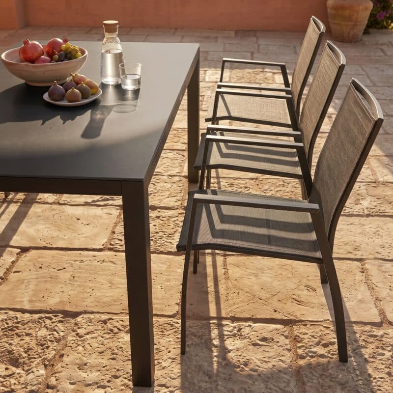 Liadomo Set mit "Scalea" Tisch 210x100 cm, Alu anthrazit, Tischplatte Keramik und "Pellaro" Stapelstuhl, Alu anthrazit, Textilgewebe anthrazit (Bild KI-generiert)