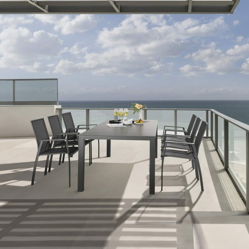 Liadomo Set mit "Scalea" Tisch 210x100 cm, Alu anthrazit, Tischplatte Keramik und "Pellaro" Stapelstuhl, Alu anthrazit, Textilgewebe anthrazit