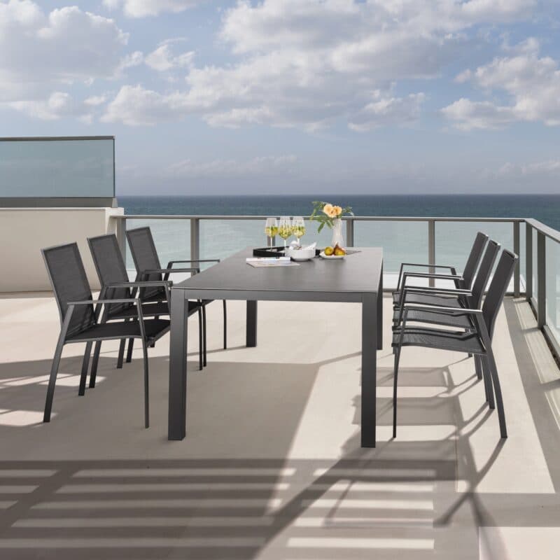 Liadomo Set mit "Scalea" Tisch 210x100 cm, Alu anthrazit, Tischplatte Keramik und "Pellaro" Stapelstuhl, Alu anthrazit, Textilgewebe anthrazit