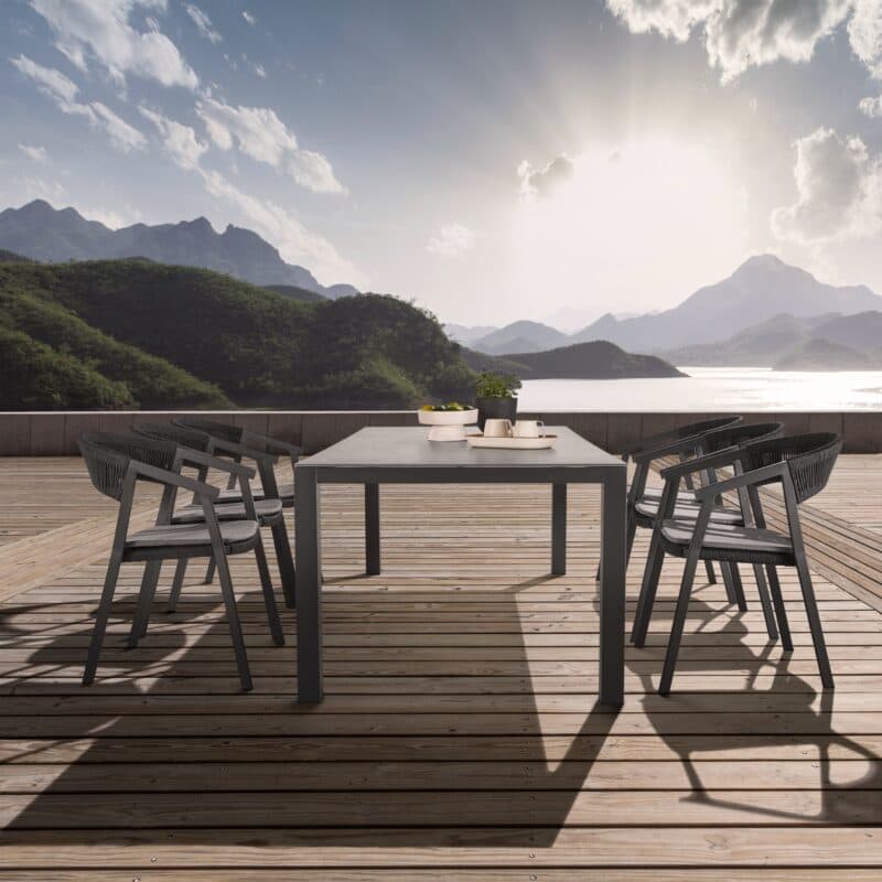 Liadomo Set mit "Lenzi" Stapelstuhl, Alu anthrazit, Rope anthrazit, Sitzkissen hellgrau und "Scalea" Tisch, Alu anthrazit, Keramikplatte in Granitoptik, 210×100 cm