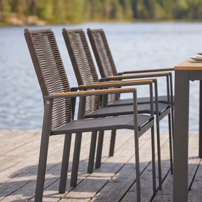 Liadomo Set 7-tlg. mit "Scalea" Tisch 210x100 cm, Aluminium anthrazit, Tischplatte Teak und "Limbadi" Stapelstuhl, Aluminium anthrazit, Rope anthrazit, Armlehnen Teak (Bild KI-generiert)