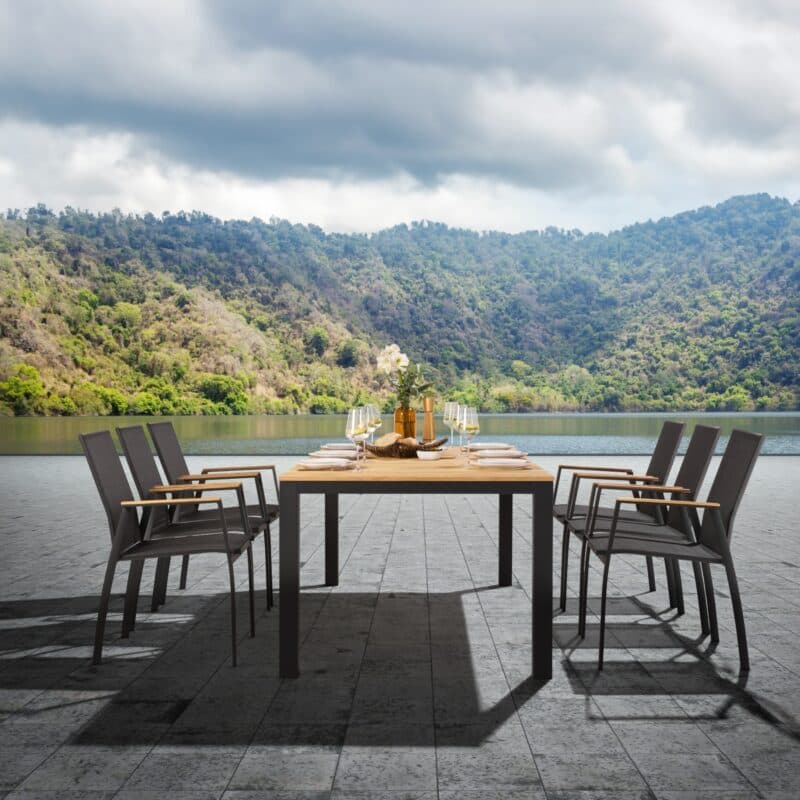 Liadomo Set 7-tlg. mit "Scalea" Tisch 210x100 cm, Aluminium anthrazit, Tischplatte Teak und "Pellaro" Stapelstuhl, Aluminium anthrazit, Textilgewebe anthrazit, Armlehnen Teak