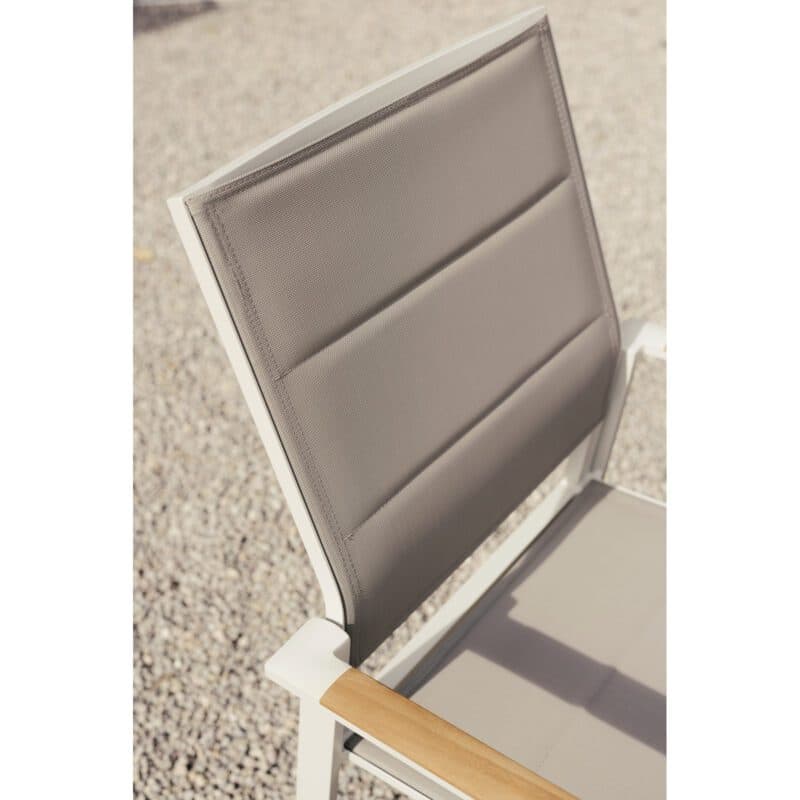 Niehoff "Lissabon" Hochlehner, Gestell Aluminium ivory, Sitz- und Rückenfläche Textilgewebe taupe, Armlehne mit Teak-Einlage