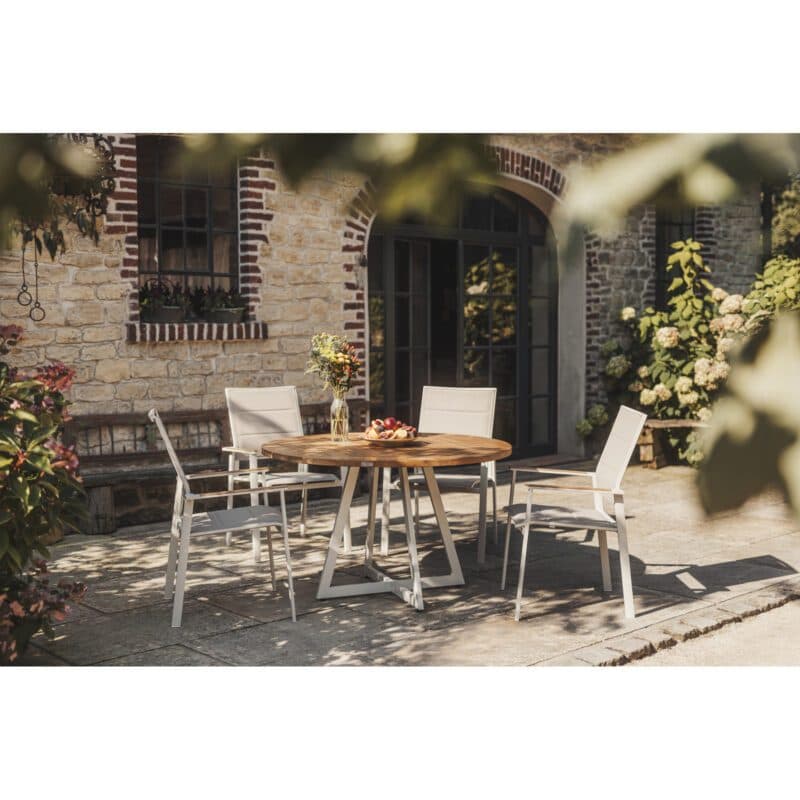 Niehoff "Lissabon" Hochlehner mit "Milan" Gartentisch, Gestelle Aluminium ivory, Sitz- und Rückenfläche Textilgewebe taupe, Tischplatte Teakholz