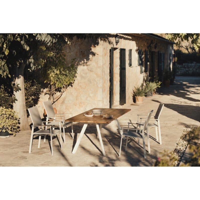 Niehoff "Lissabon" Hochlehner mit "Noah" Gartentisch, Gestelle Aluminium ivory, Sitz- und Rückenfläche Textilgewebe taupe, Tischplatte Teakholz