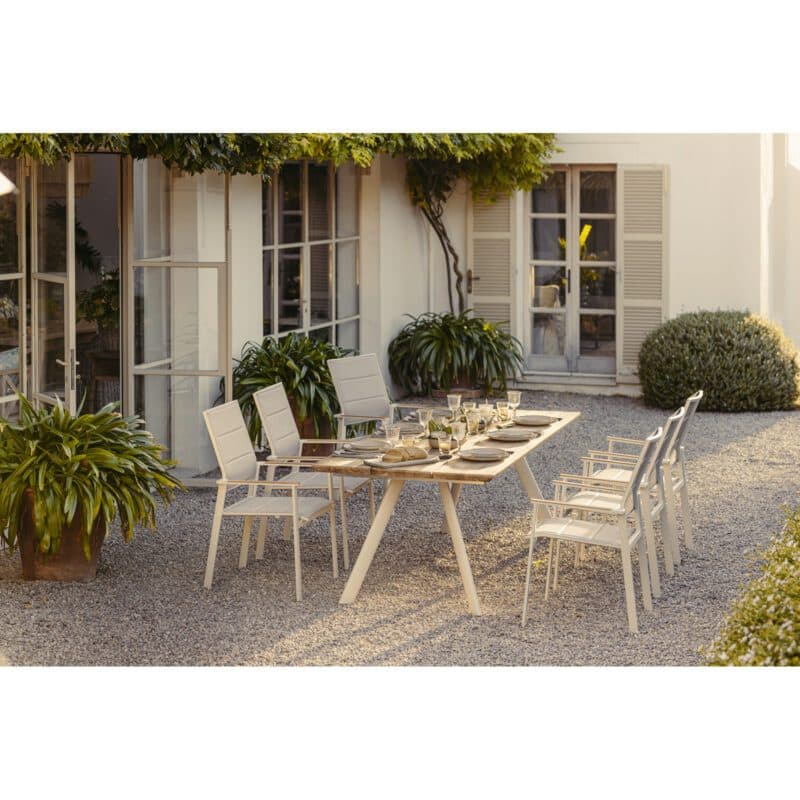 Niehoff "Lissabon" Hochlehner mit "Valletta" Gartentisch, Gestelle Aluminium ivory, Sitz- und Rückenfläche Textilgewebe taupe, Tischplatte Teakholz