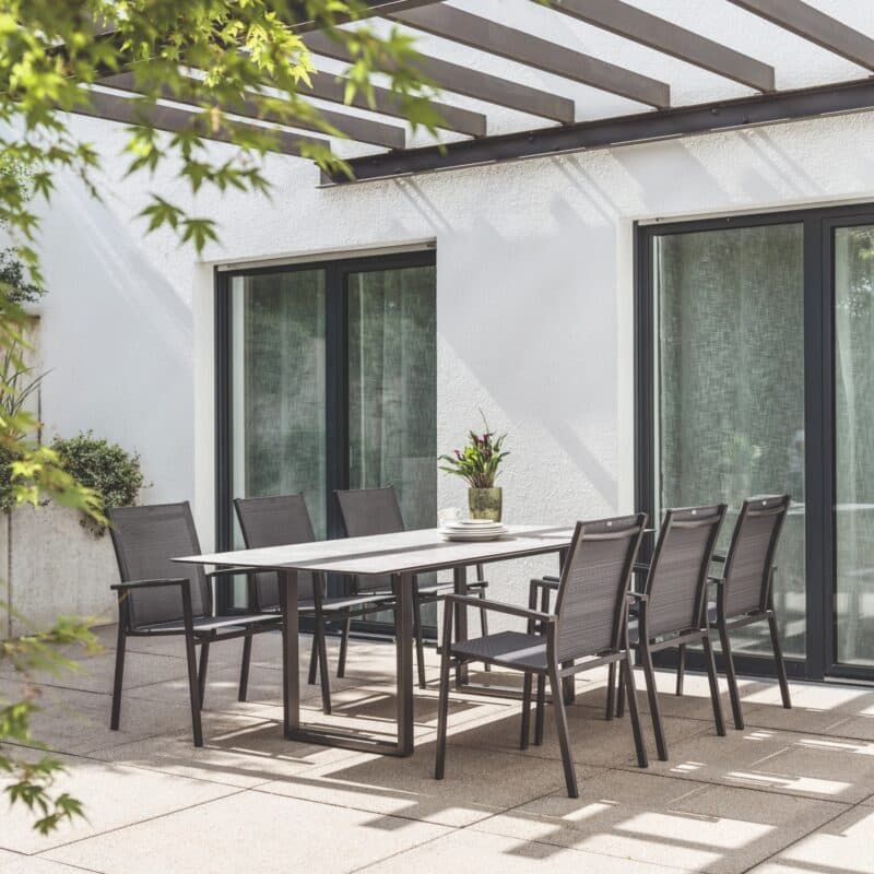 Stern Gartenmöbel-Set mit Gartenstuhl New Levanto, Gestell Aluminium anthrazit, Textilgewebe karbon und Kufentisch, Gestell Aluminium anthrazit, Tischplatte HPL Slate, 200x100 cm