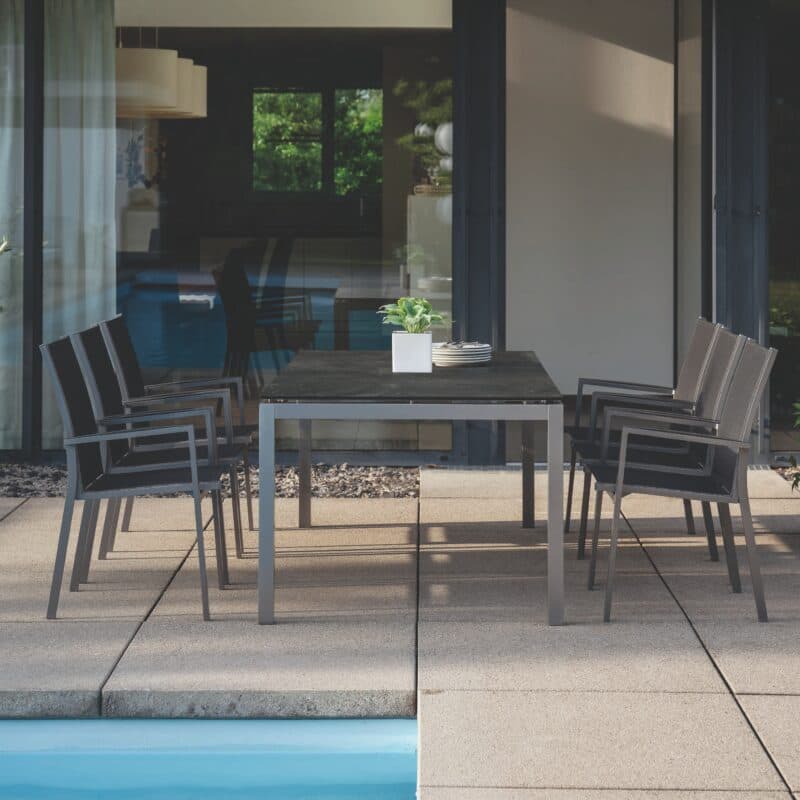 Stern Gartenmöbel-Set mit Stapelstuhl New Levanto, Gestell Aluminium graphit, Textilgewebe silbergrau und Gartentisch Gestell Aluminium graphit, Tischplatte HPL Dark Marble in 200x100cm