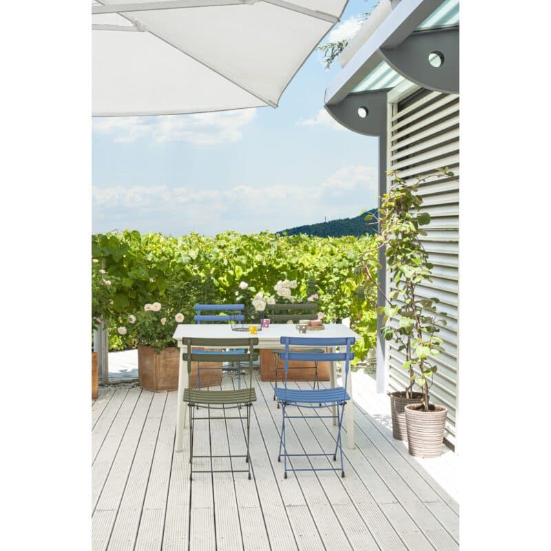 Emu "Arc en Ciel" Klappstuhl, Gestell und Sitzfläche Stahl grün und blau, mit Ausziehtisch "Plus4" weiß