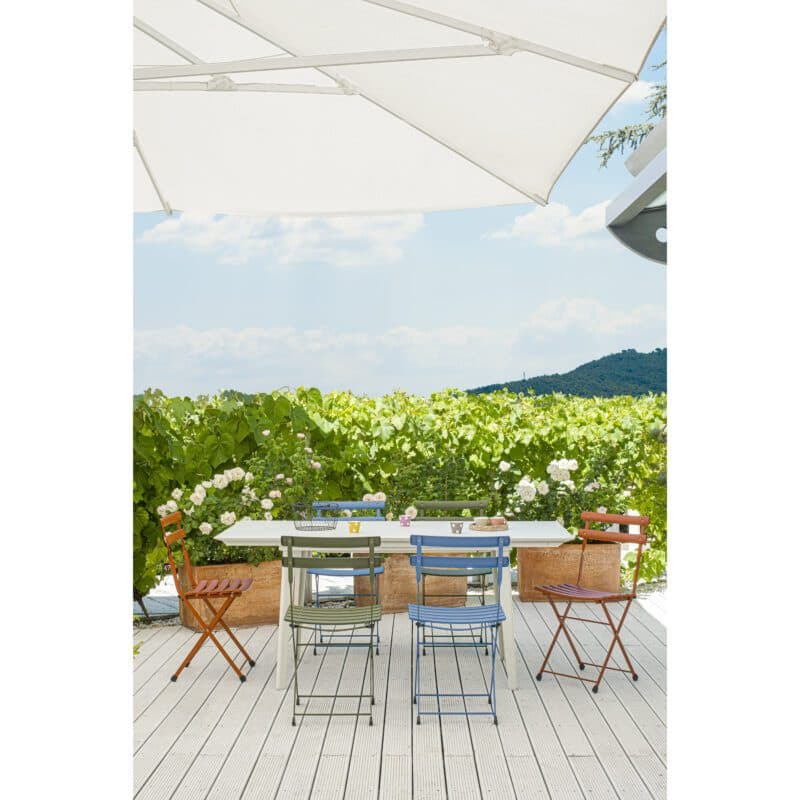 Emu "Plus4" Ausziehtisch 160/270x90 cm, Gestell und Tischplatte Stahl weiß, mit Klappstuhl "Arc en Ciel"