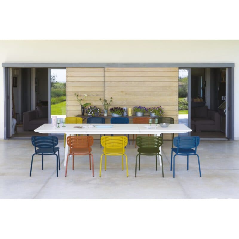 Emu "Plus4" Ausziehtisch 160/270x90 cm, Gestell und Tischplatte Stahl weiß, mit Stapelstuhl "Mom"