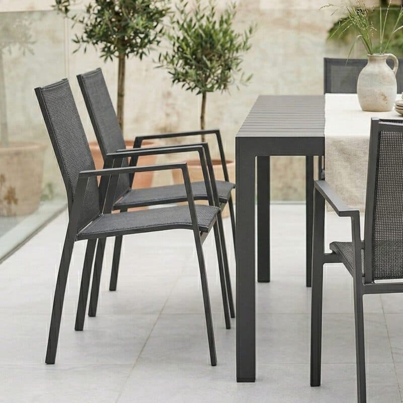 Liadomo Gartenmöbel-Set mit Ausziehtisch "Marano", Edelstahl anthrazit, Tischplatte HPL Betonoptik und Stapelstuhl "Pellaro", Aluminium anthrazit, Textilgewebe anthrazit (Bild KI-generiert)