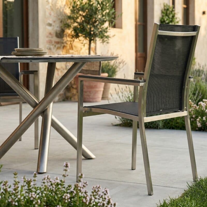 Gartenmöbel-Set mit Liadomo "Motta" Gartenstuhl und CASA DOMA "Perano" Tisch Ø 120 cm, Gestelle Edelstahl, Tischplatte HPL Scivaro Schiefer