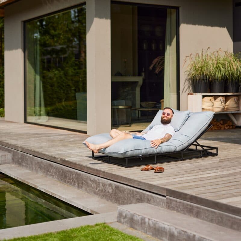 Hartman "Emma" Daybed, Gestell Aluminium schwarz, Sunbrella Sky Blue