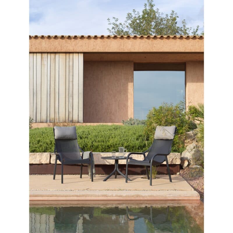 NARDI "Net" Loungesessel, Gestell und Sitzfläche Kunststoff anthrazit mit "Spritz" Bistro-/Beistelltisch, Kunststoff anthrazit