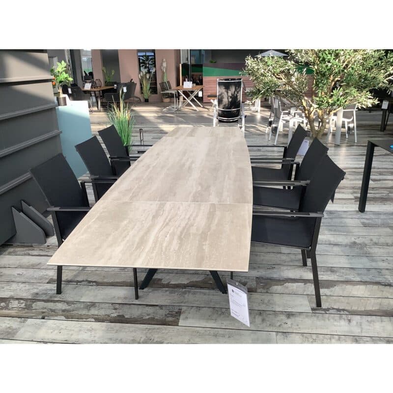 Zumsteg "Lana" Ausziehtisch, Gestell Edelstahl anthrazit, Tischplatte MDi GEO crema, 200/340x95 cm bootsförmig, "Slim" Gartenstuhl, Gestell Edelstahl elektroplattiert schwarz, Textilen schwarz