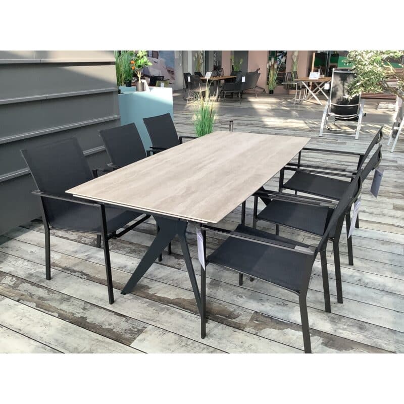 Zumsteg "Lana" Ausziehtisch, Gestell Edelstahl anthrazit, Tischplatte MDi GEO crema, 200/340x95 cm bootsförmig, "Slim" Gartenstuhl, Gestell Edelstahl elektroplattiert schwarz, Textilen schwarz