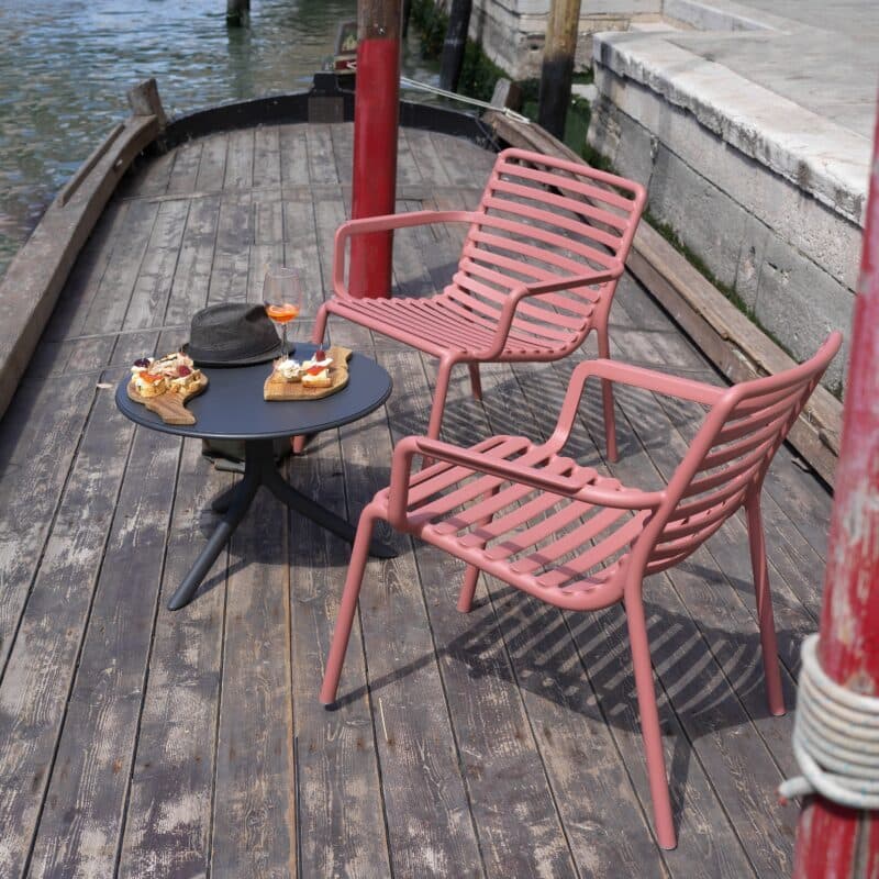 NARDI "Doga Relax" Loungesessel, Gestell und Sitzfläche Kunststoff marsala, mit "Spritz" Bistro-/Beistelltisch, Kunststoff anthrazit
