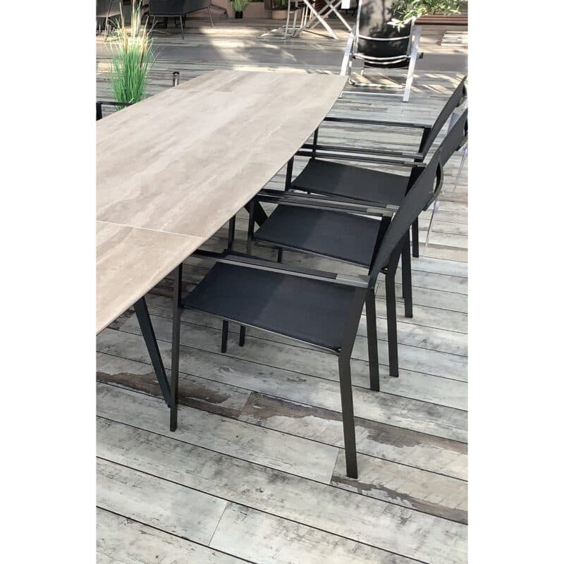 Zumsteg "Lana" Ausziehtisch, Gestell Edelstahl anthrazit, Tischplatte MDi GEO crema, 200/340x95 cm bootsförmig, "Slim" Gartenstuhl, Gestell Edelstahl elektroplattiert schwarz, Textilen schwarz