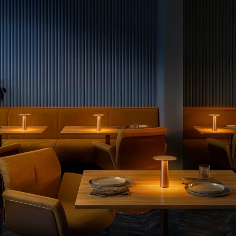 IP44.de lix mini Akku-Tischleuchte in Bright Bronze Ambiente