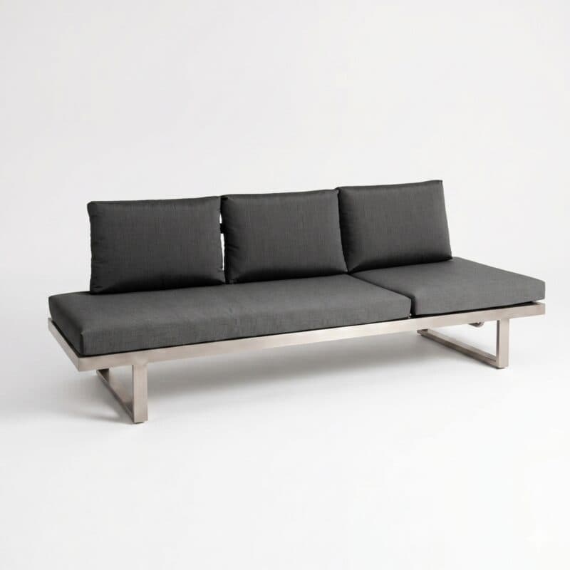 Jati&Kebon "Rao" Loungesofa, Gestell Edelstahl gebürstet, Polster Natté Sooty (Bild KI-generiert)