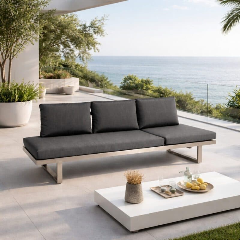 Jati&Kebon "Rao" Loungesofa, Gestell Edelstahl gebürstet, Polster Natté Sooty (Bild KI-generiert)