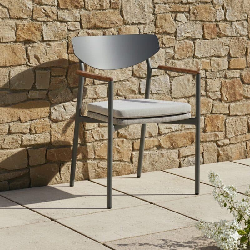 CASA DOMA "Farini" Stapelstuhl, Gestell Aluminium anthrazit, Sitzfläche Rope anthrazit, Armlehnen Teakholz, Sitzkissen Olefin beige (Bild KI-generiert)