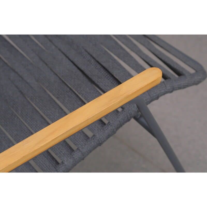 Liadomo "Atina" Loungesessel, Gestell Edelstahl anthrazit, Sitz- und Rückenfläche Rope anthrazit, Armlehne Teakholz, Detail Armlehne