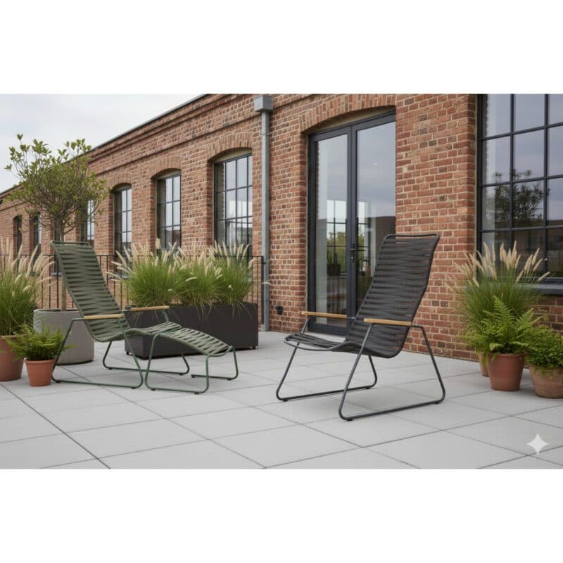 Liadomo "Atina" Loungesessel mit Loungehocker, Gestell Edelstahl anthrazit bzw. dunkelgrün, Sitz- und Rückenfläche Rope anthrazit bzw. oliv, Armlehne Teakholz (Bild KI-generiert)