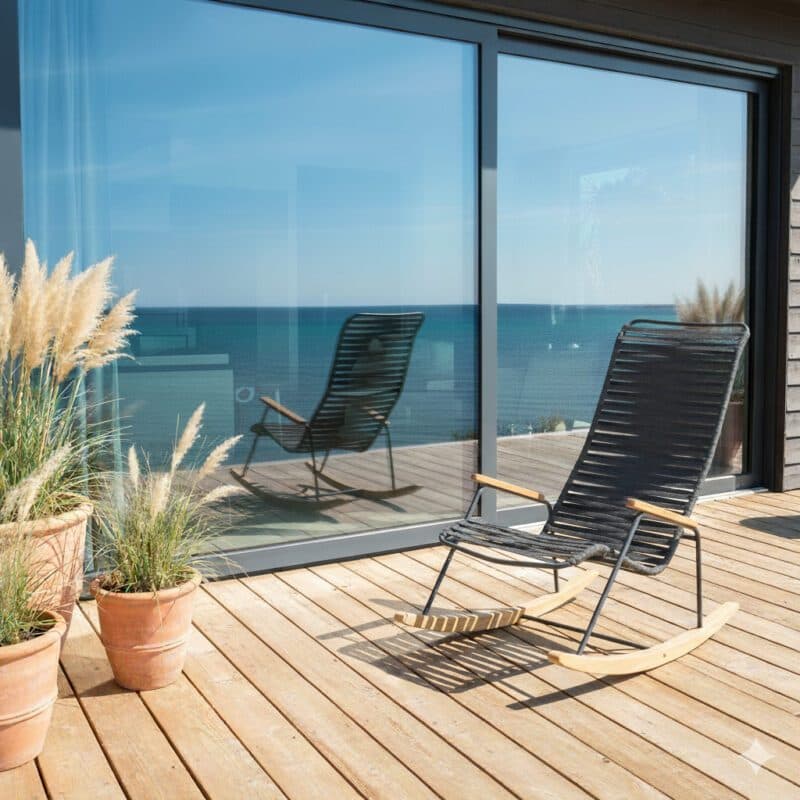 Liadomo "Atina" Schaukelsessel, Gestell Edelstahl anthrazit, Sitz- und Rückenfläche Rope anthrazit, Kufen und Armlehne Teakholz (Bild KI-generiert)