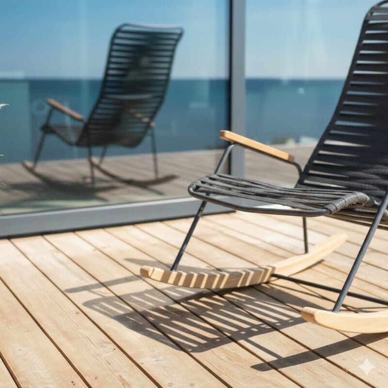 Liadomo "Atina" Schaukelsessel, Gestell Edelstahl anthrazit, Sitz- und Rückenfläche Rope anthrazit, Kufen und Armlehne Teakholz (Bild KI-generiert)