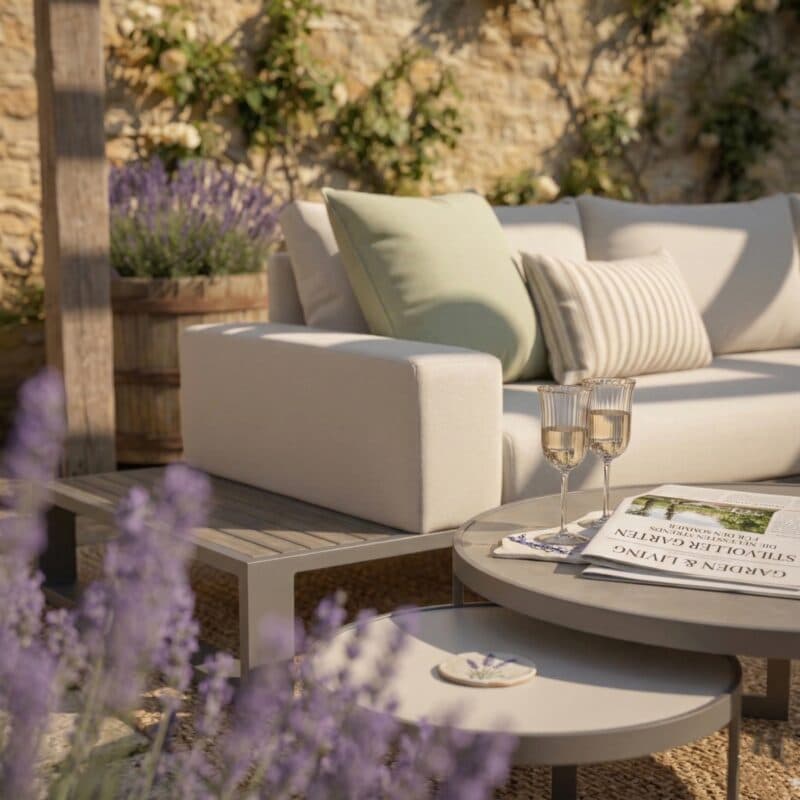 Liadomo “Candela” Loungeset 4-tlg., Gestelle Aluminium anthrazit, Kissen beige, Tischplatten Sinterstein hellgrau & dunkelgrau (Bild KI-generiert)